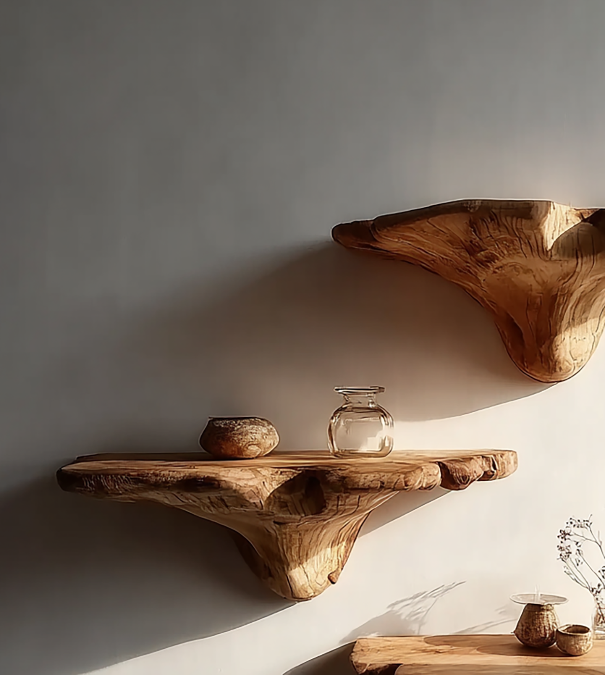 Schwebendes Wandregal aus Massivholz – organisches, skulpturales Holzdisplay