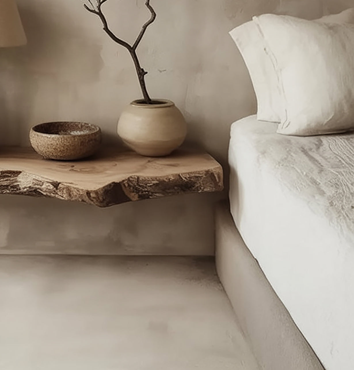 Rustikale schwebende Nachttischablage aus Massivholz – Wandregal mit Naturkante