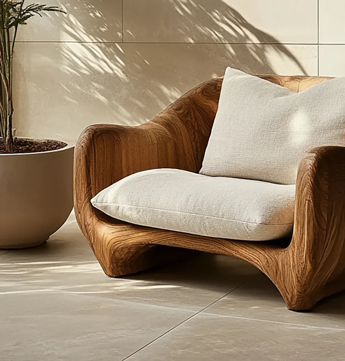 Handwerklicher skulpturaler Loungesessel – Handgefertigter Akzentsessel aus Massivholz