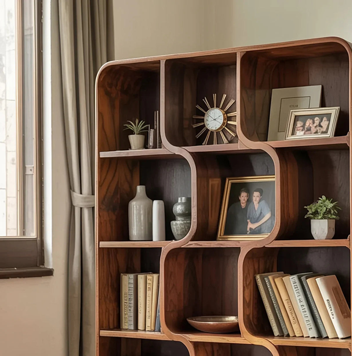 Geschwungenes Mid-Century-Bücherregal aus Massivholz – Organisch-modernes Schauregal