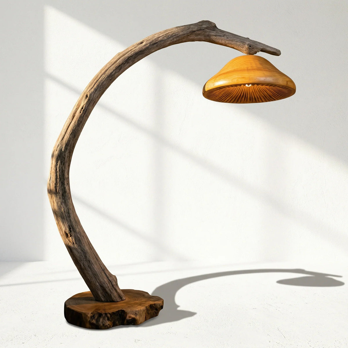 Baumkanten-Treibholz-Stehlampe mit pilzförmigem Holzschirm und natürlichem Bohlenfuß