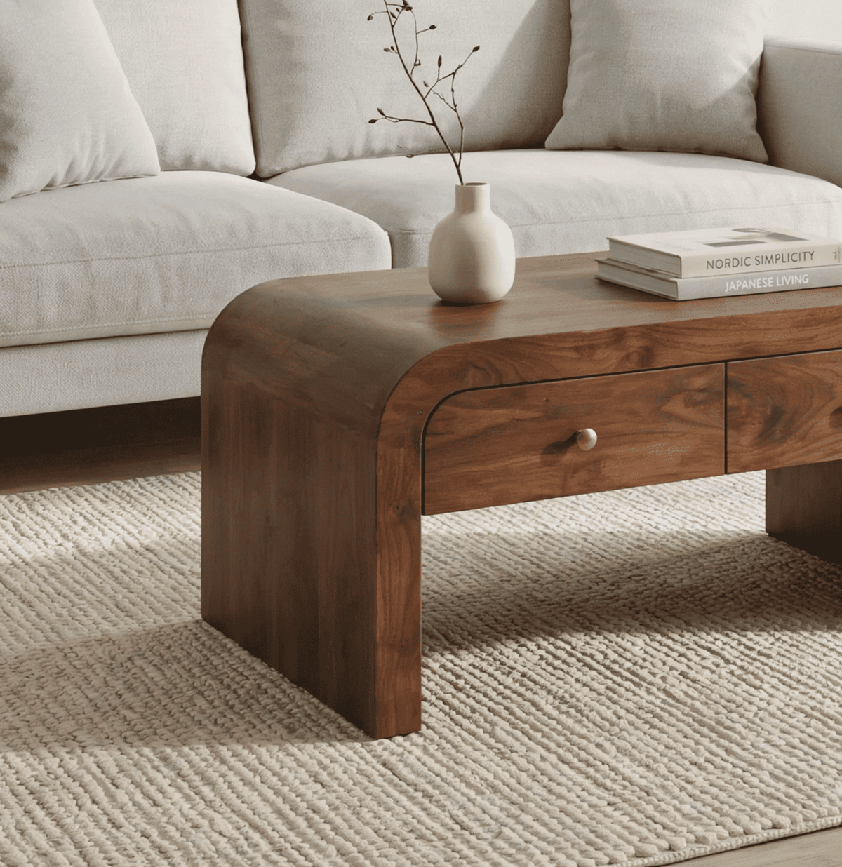 Skulpturaler geschwungener Couchtisch aus Massivholz mit funktionalem Schubladenstauraum
