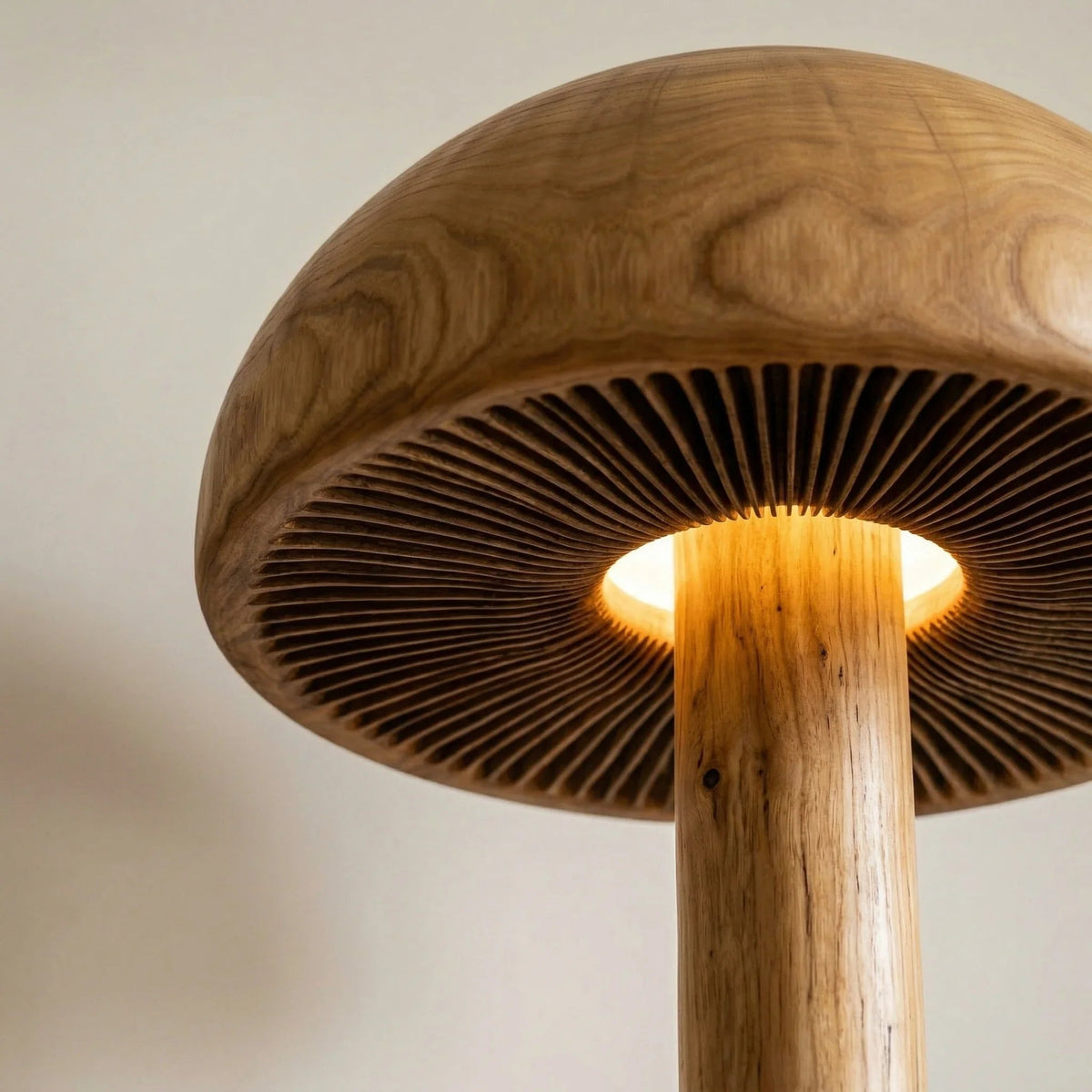 Handgeschnitzte Pilz-Stehlampe aus Massivholz mit Lamellendetail und natürlichem Stammstiel