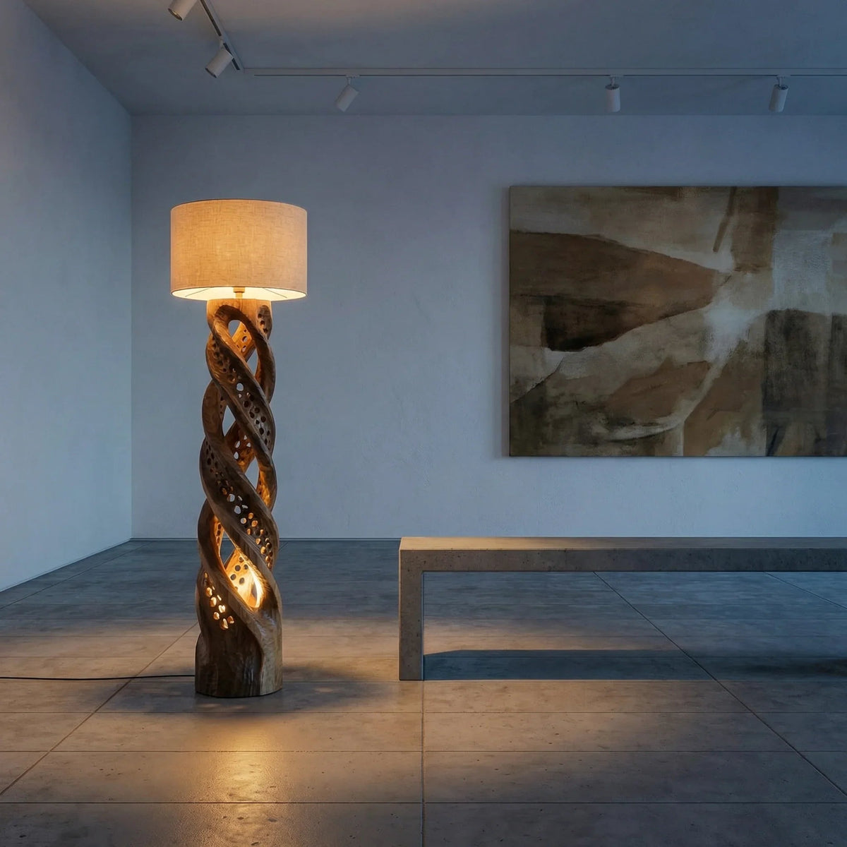 Doppelhelix-Stehlampe aus geschnitztem Holz mit durchbrochenen Lichtöffnungen in einem modernen Raum