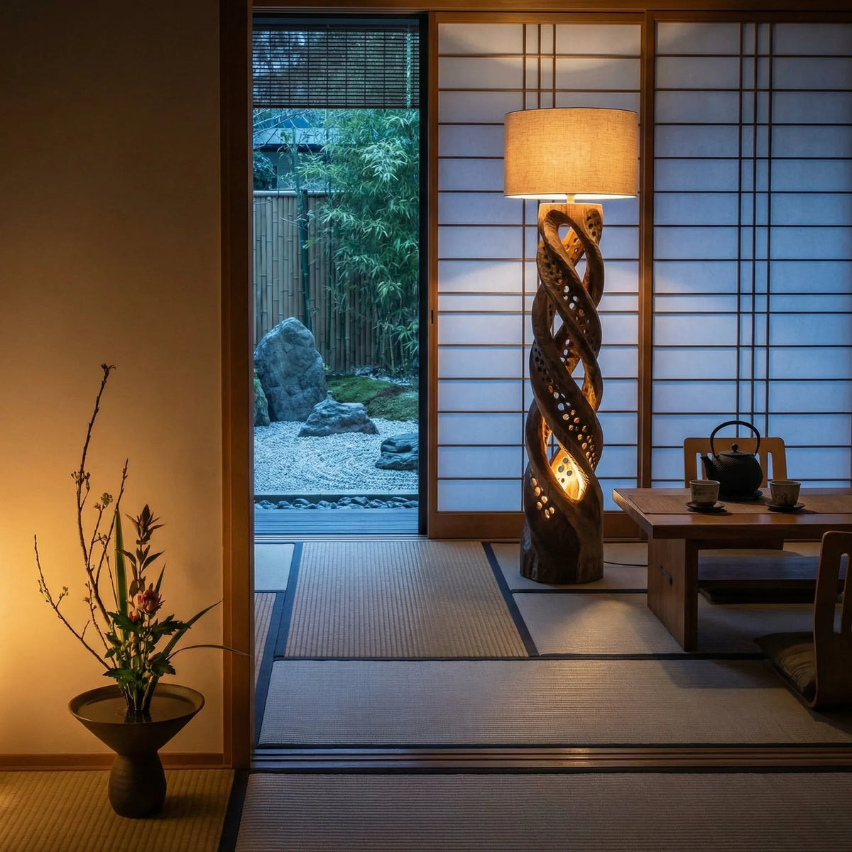 Doppelhelix-Stehlampe aus geschnitztem Holz mit durchbrochenem Licht in einem modernen, Zen-inspirierten Raum
