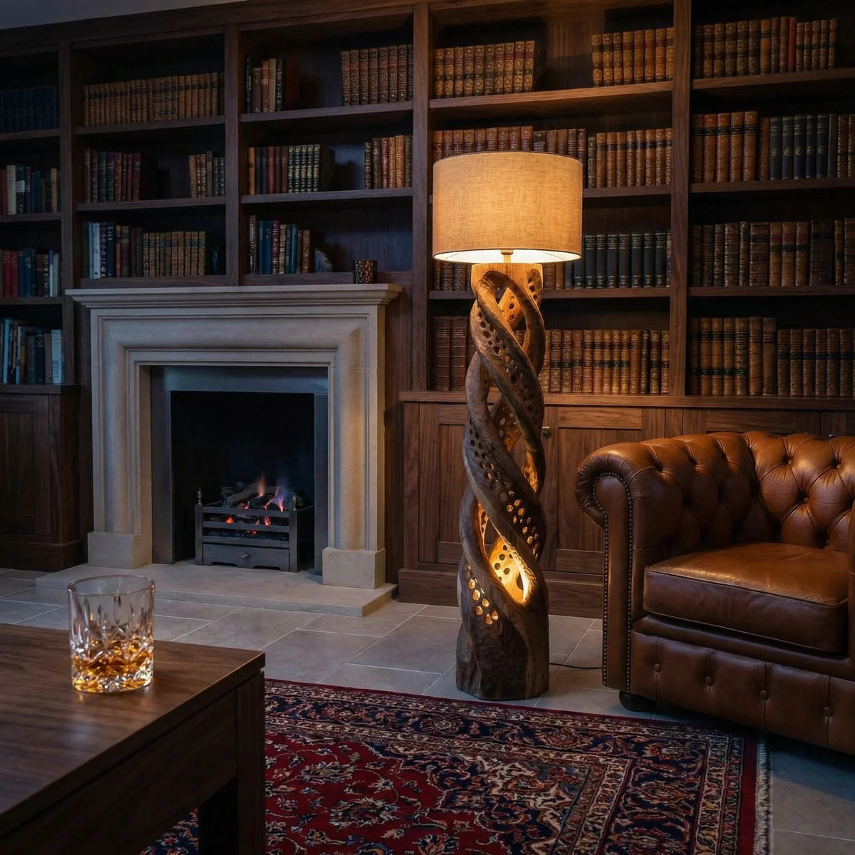 Doppelhelix-Stehlampe aus geschnitztem Holz mit durchbrochenen Lichtöffnungen in einer gemütlichen Bibliothek