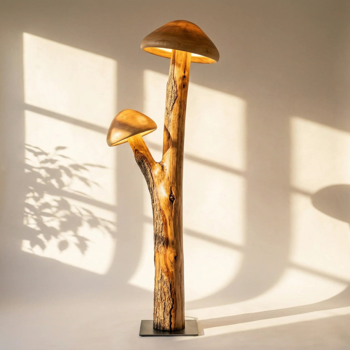 Doppelte Pilz-Stehlampe mit transluzenten Hüten auf natürlichem Holzstamm und Metallfuß