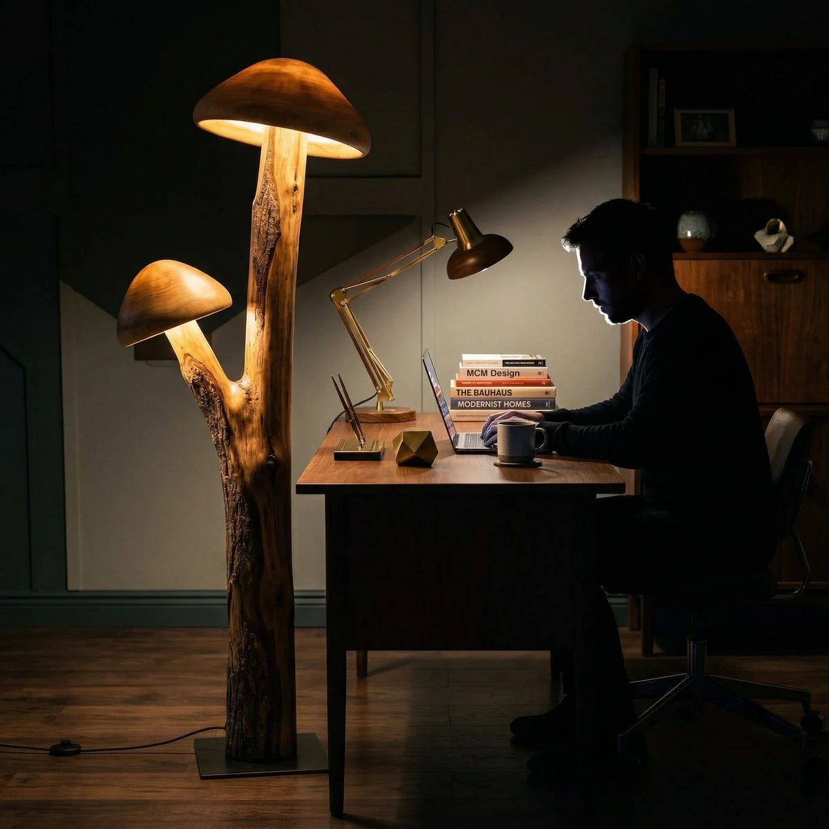 Doppelte pilzförmige Holz-Stehlampe mit leuchtenden Hüten neben einem modernen Schreibtisch-Arbeitsplatz.