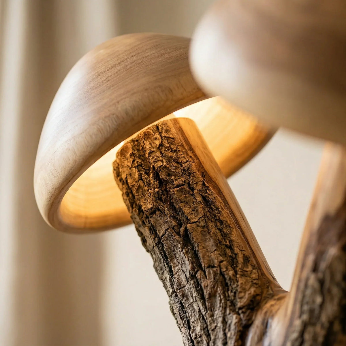 Nahaufnahme einer pilzförmigen Stehlampe mit leuchtenden Holzhüten und natürlichem Rindenstamm