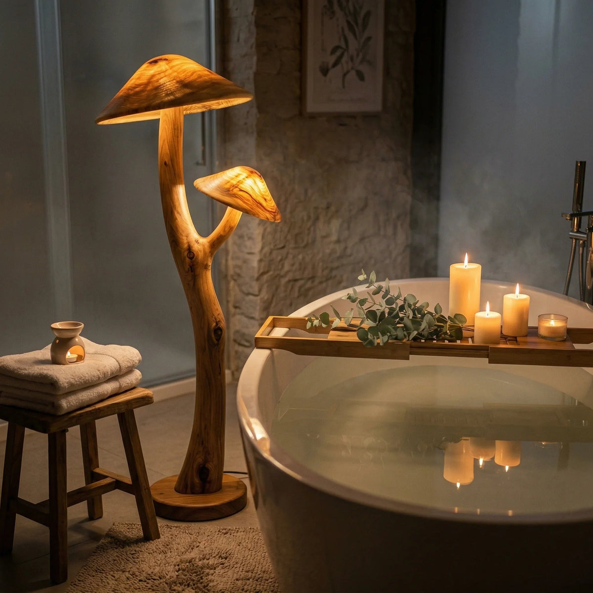 Transluzente Pilz-Stehlampe mit leuchtenden Holzhüten neben Badewanne und Kerzen