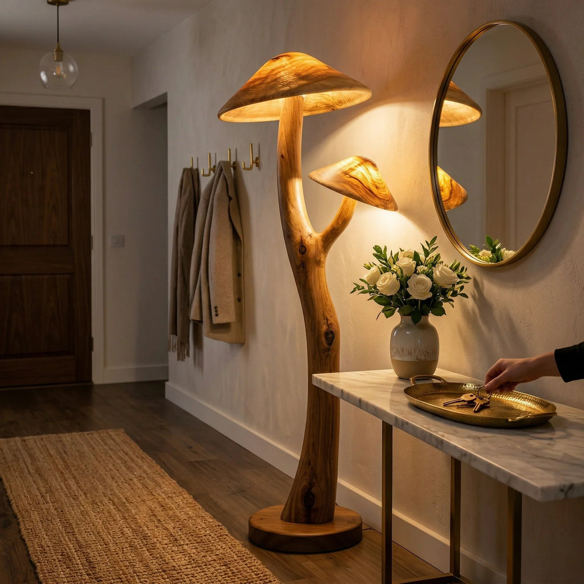 Doppelte Pilz-Stehlampe mit leuchtenden Holzhüten auf skulptiertem Aststiel und Nussbaumfuß