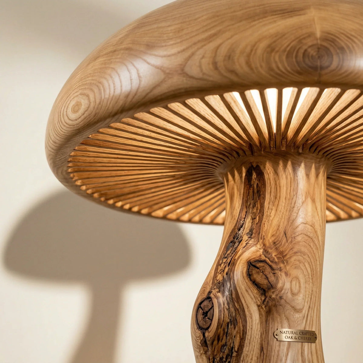 Nahaufnahme einer Pilz-Stehlampe aus Holz mit skulptiertem Aststiel und leuchtendem Hut