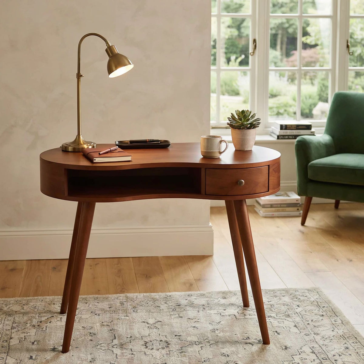 Eleganter geschwungener Schreibtisch aus hochwertigem Massivholz im Baumkanten-Stil