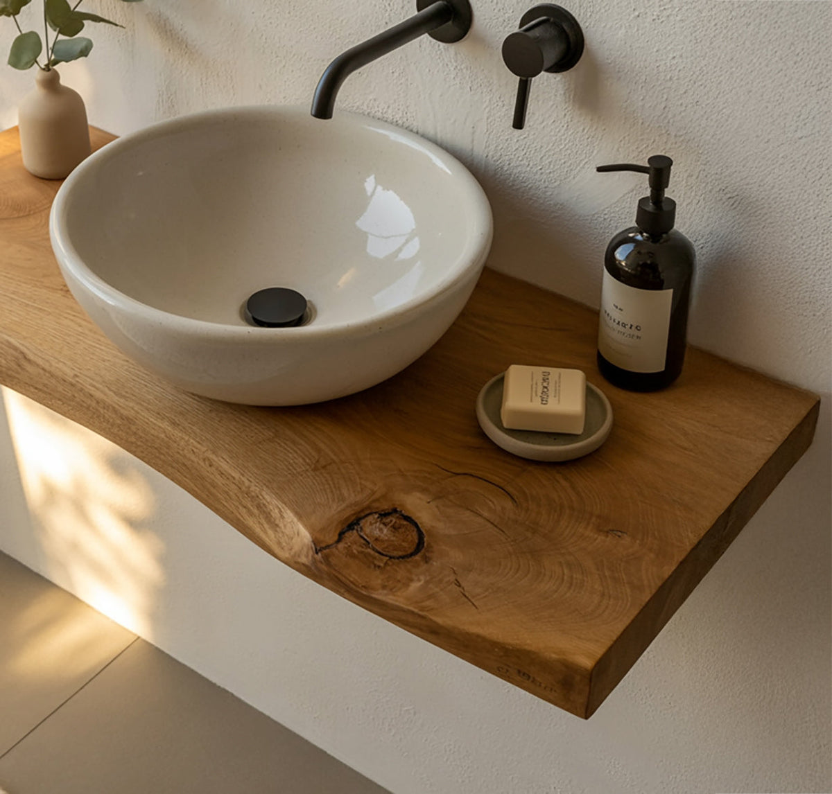 Handgefertigter Couchtisch aus Massivholz mit skulpturalem Baumwurzelfuß