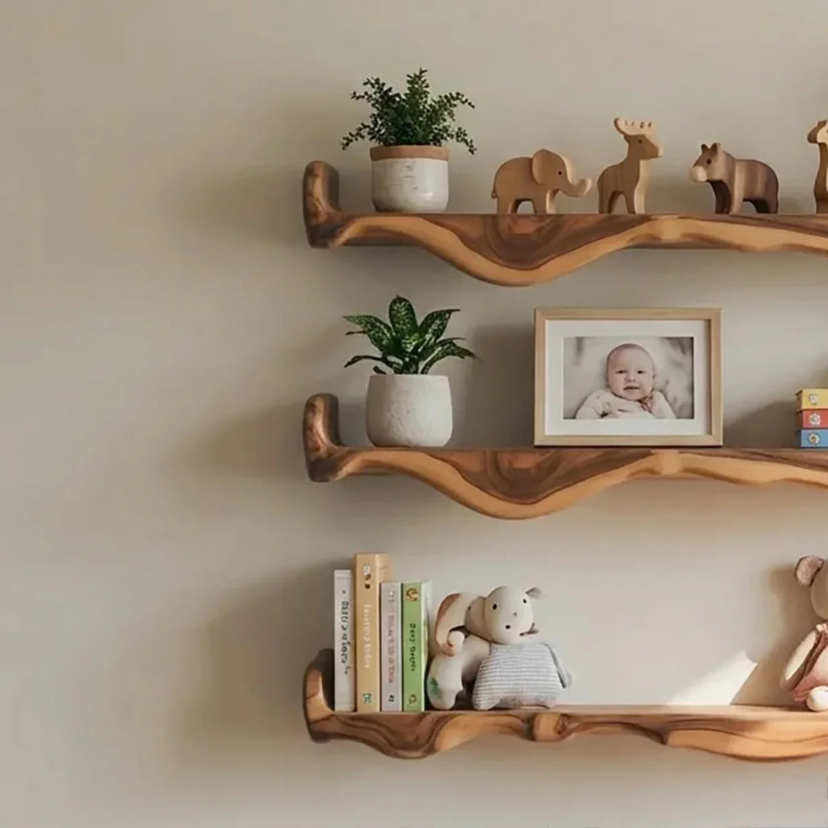 Schwebende Naturholzregale im Babyzimmer mit Babybüchern, Spielzeug und weichen Dekoartikeln
