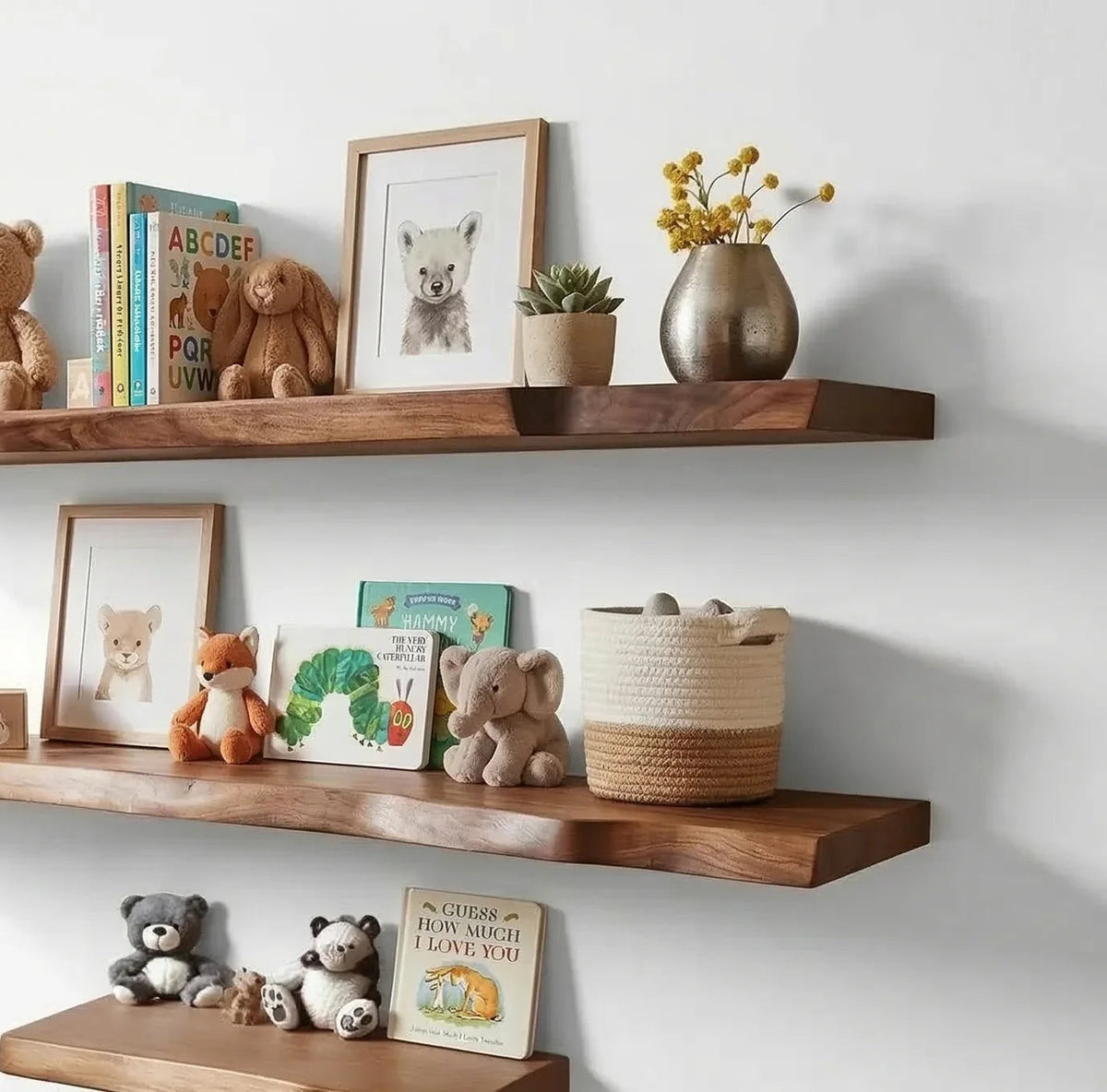Personalisierte Babyzimmerregale aus Massivholz im Kinderzimmer mit Büchern, Spielzeug und Dekoartikeln