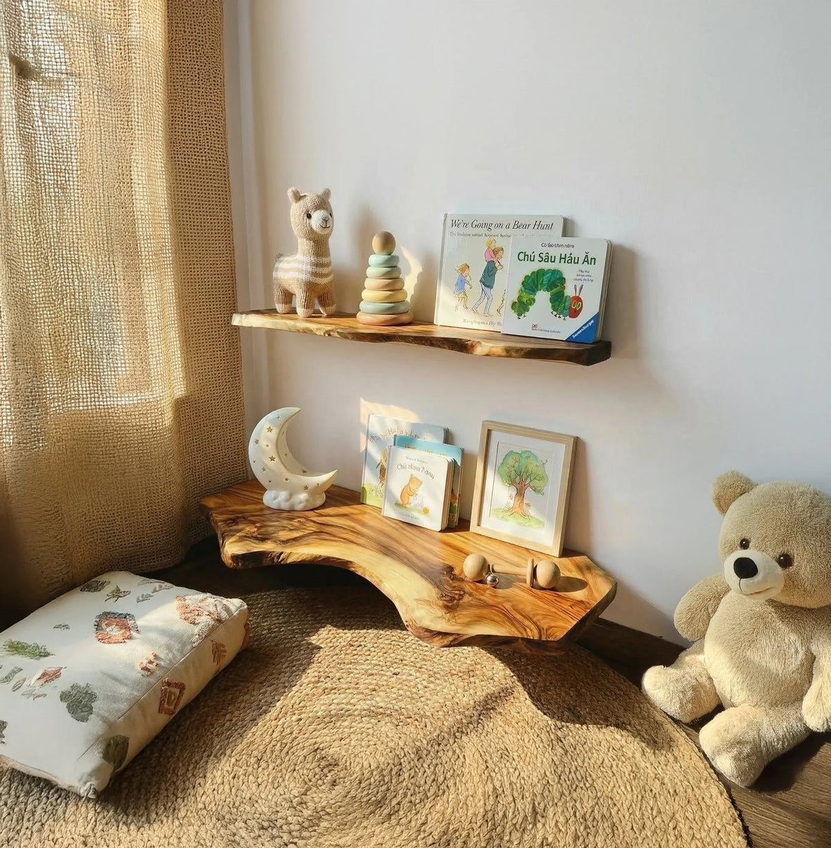 Handgefertigte schwebende Baumkanten-Regale im Kinderzimmer mit Büchern, Spielzeug und natürlichem Holzdekor