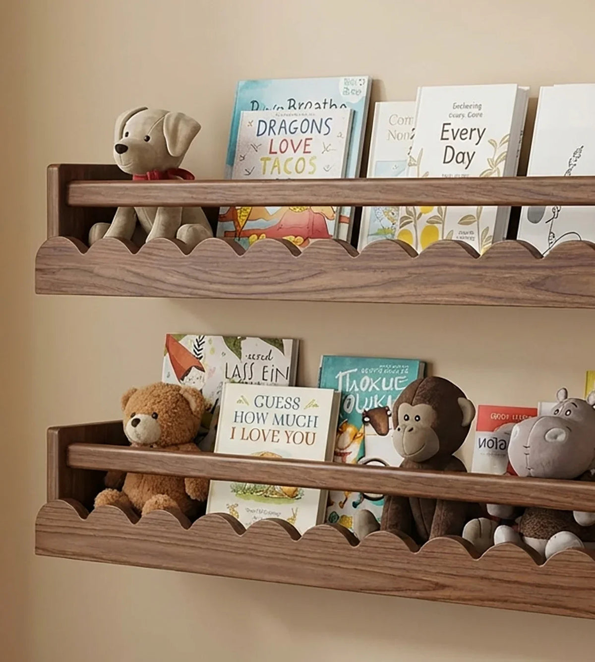 Baumkanten-Babyzimmerregale aus Massivholz mit Büchern und Spielzeug im Kinderzimmer