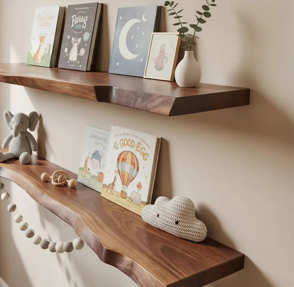 Natürliche handgefertigte schwebende Babyzimmerregale mit Büchern und Spielzeug in einem gemütlichen Babyzimmer