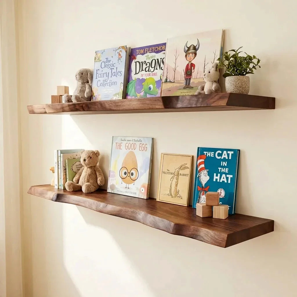 Natürliche handgefertigte schwebende Babyzimmerregale mit Büchern und Spielzeug in einem gemütlichen Babyzimmer
