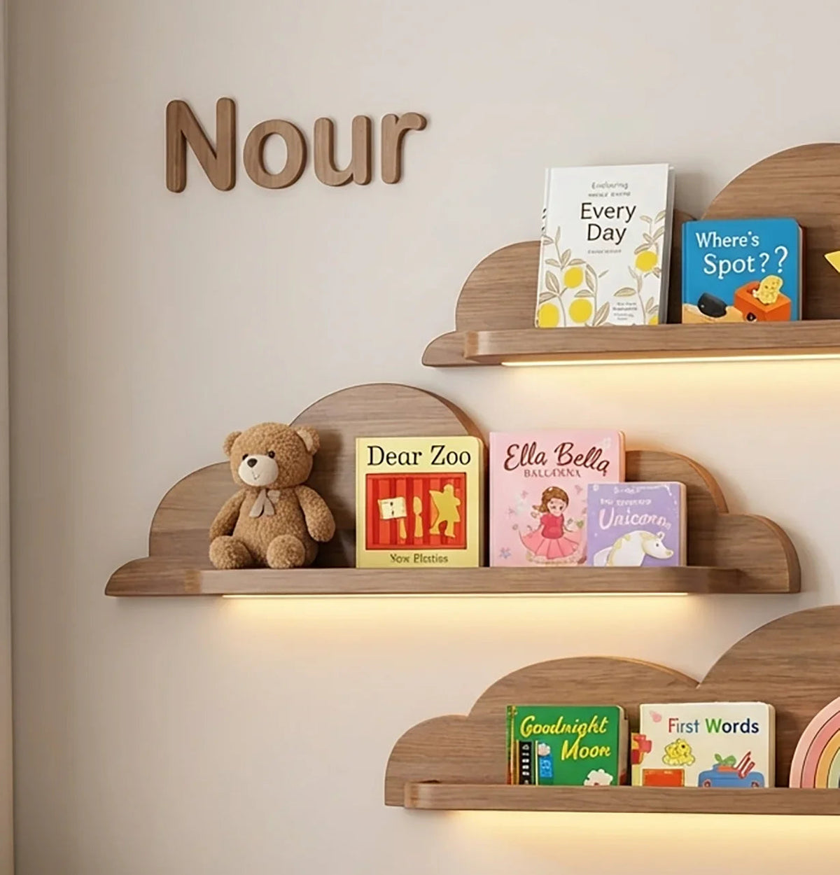 Handgefertigte schwebende Baumkanten-Regale im Babyzimmer mit Büchern, Spielzeug und weichen Dekoartikeln