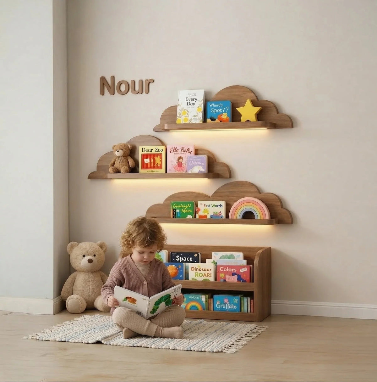 Handgefertigte schwebende Baumkanten-Regale im Babyzimmer mit Büchern, Spielzeug und weichen Dekoartikeln