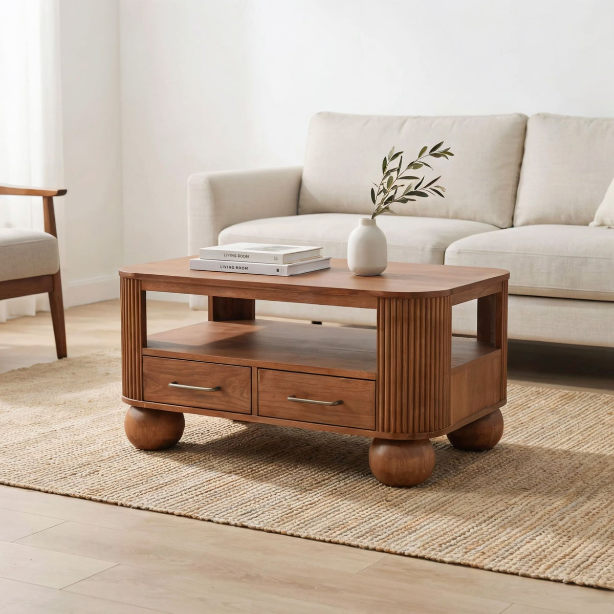 Kannelierter Couchtisch aus hochwertigem Massivholz mit Schubladen und Kugelbeinen