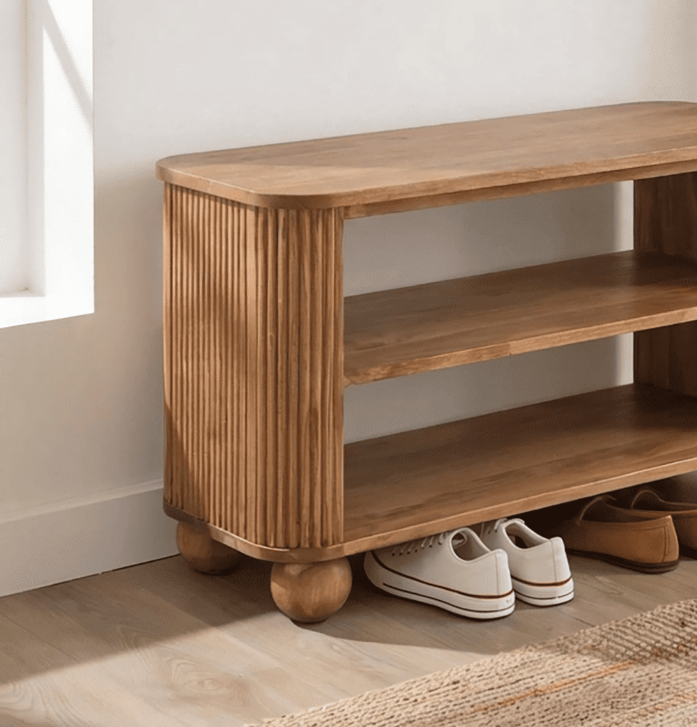 Moderne Bank aus Massivholz mit eleganten kannelierten Details und abgerundeten Beinen