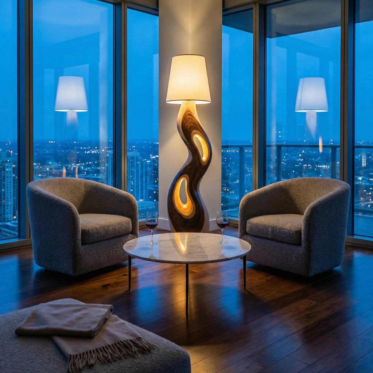 Skulptierte Freiform-Holz-Stehlampe mit dreifacher Öffnung in einem modernen Wohnzimmer