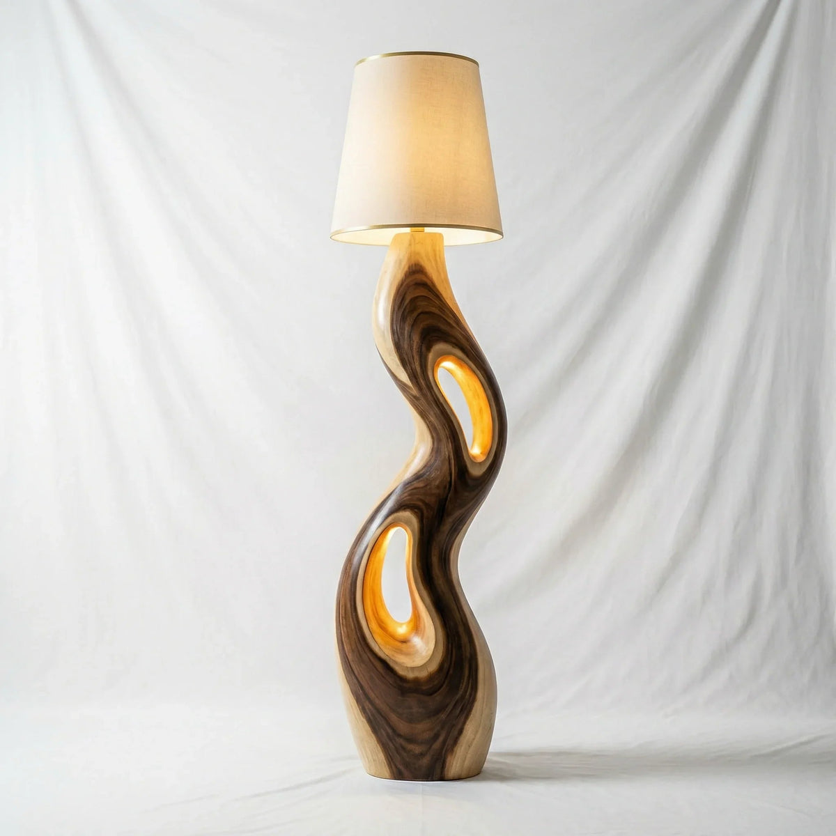 Skulptierte Freiform-Holz-Stehlampe mit dreifacher Öffnung und cremefarbenem Lampenschirm im modernen Design