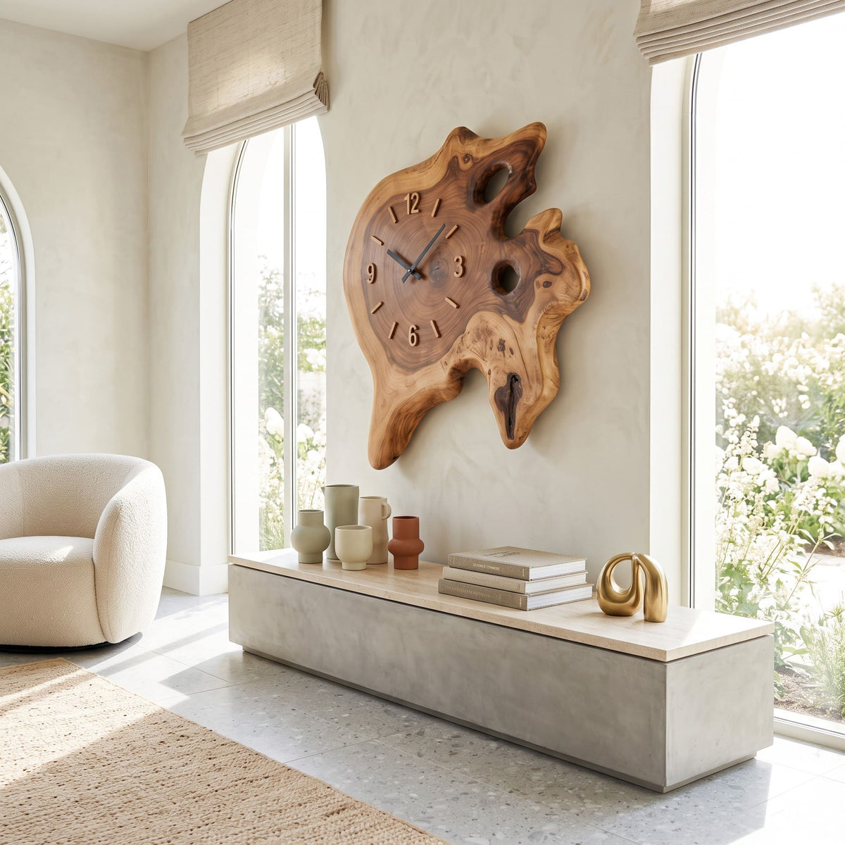 Wanduhr aus Naturholz mit organischen Hohlräumen, gestylt in einem modernen Interieur