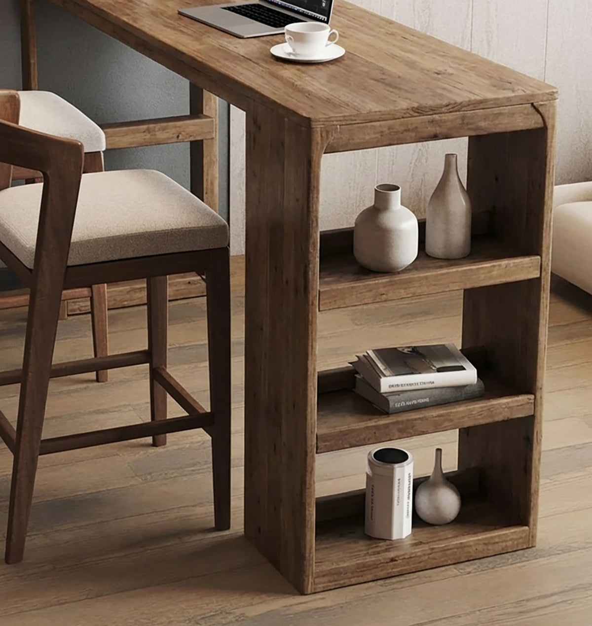 Bartisch-Regal aus Naturholz, gefüllt mit Keramikvasen und Büchern, neben gepolsterten Barhockern