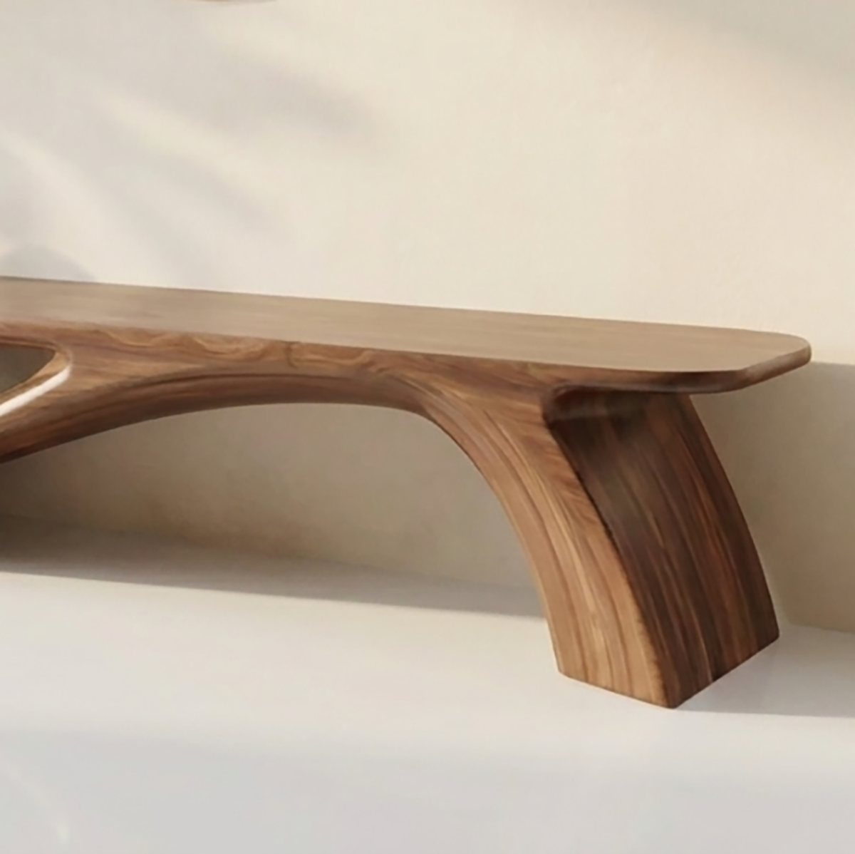Handgefertigte Holzbank mit fließendem skulpturalem Design