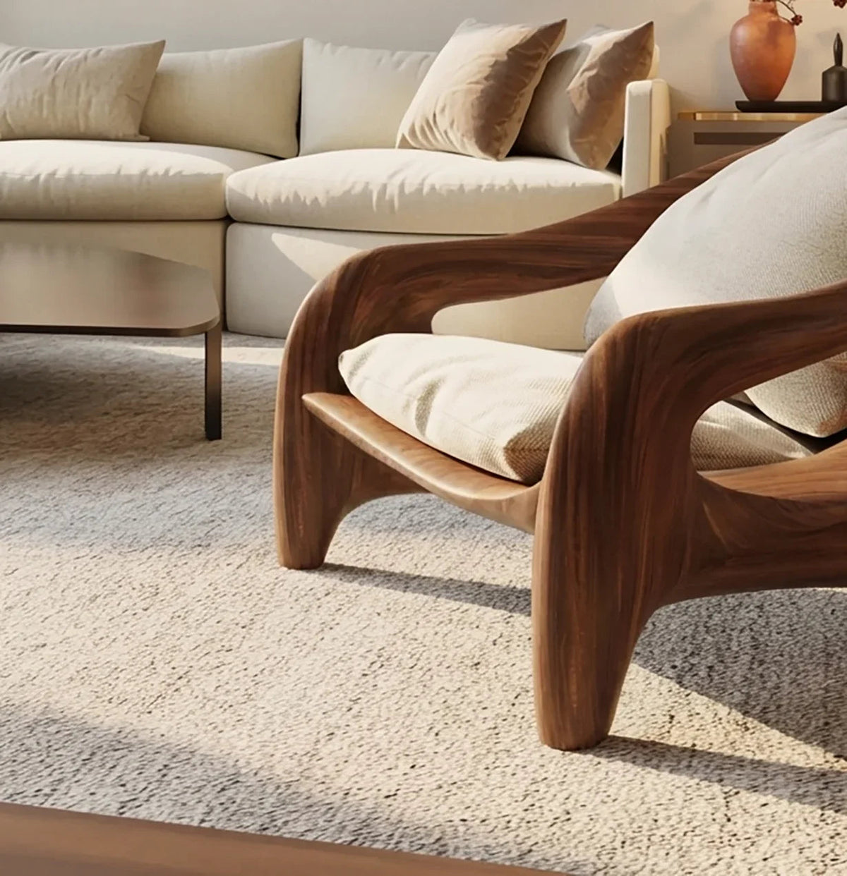 Loungesessel aus Holz mit kunsthandwerklicher Verarbeitung und modernem Stil