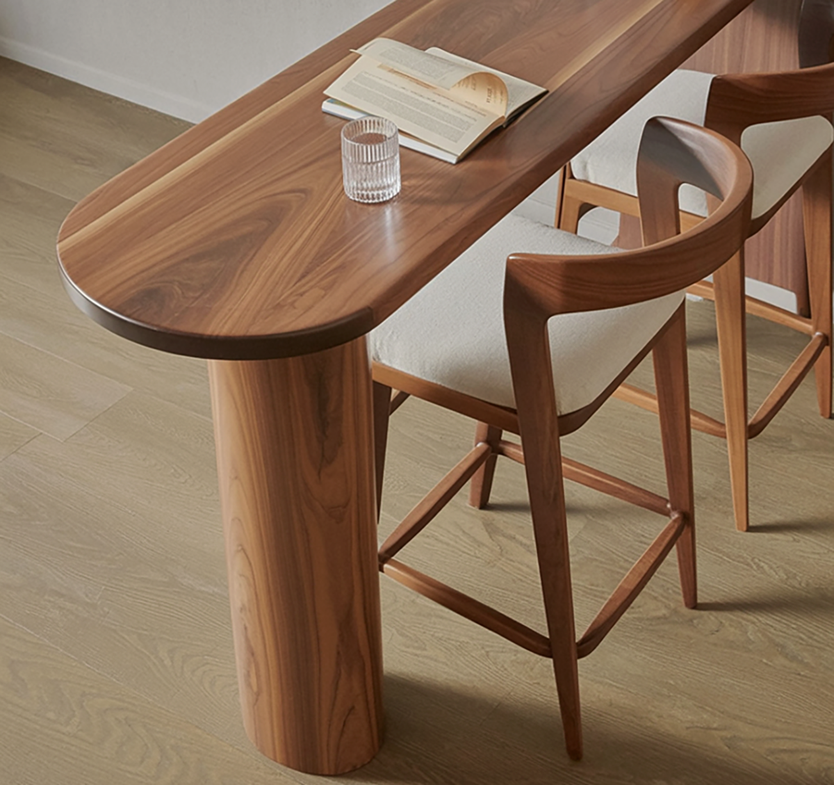 Handgefertigter Ess- und Bartisch aus Holz mit geschwungener Silhouette