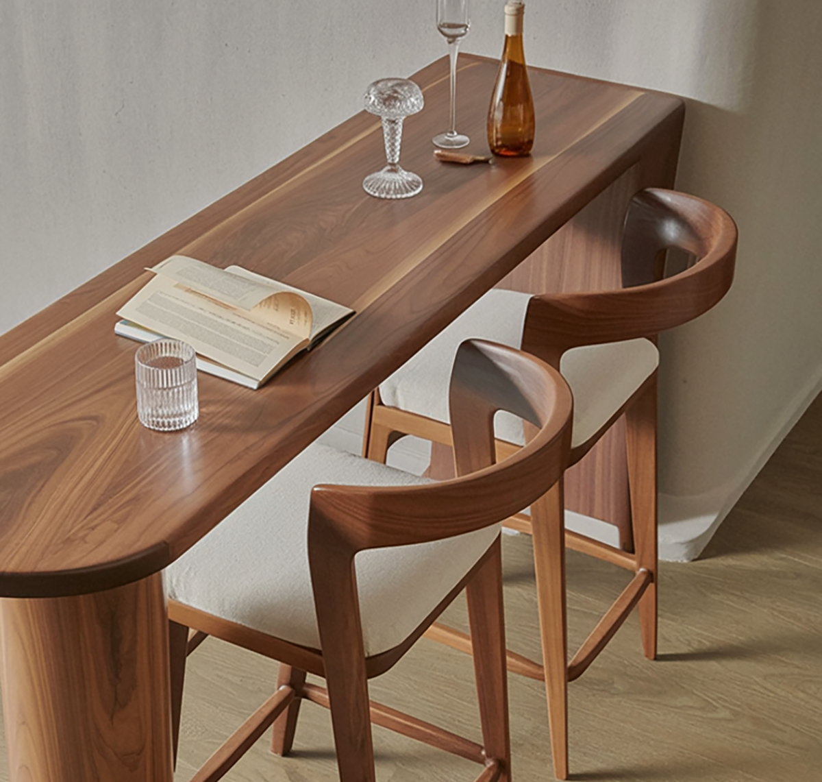 Organischer Tisch aus Massivholz für Esszimmer oder Küchenbar
