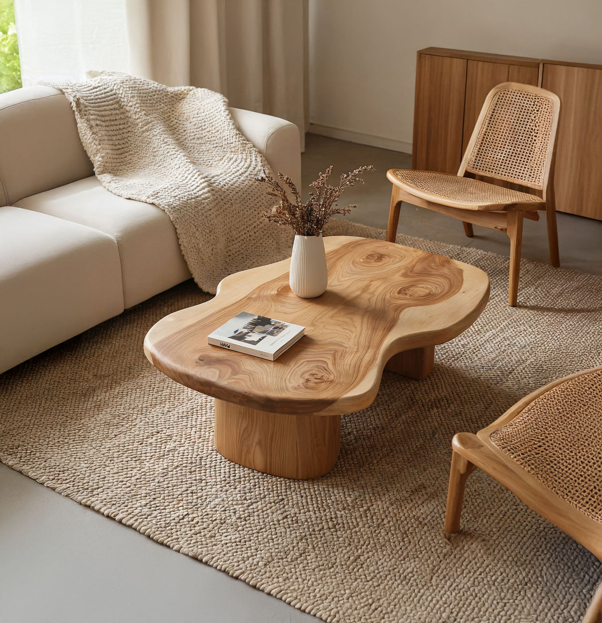 Baumkanten-Couchtisch aus Massivholz, gestylt in einem zeitgenössischen Wohnzimmer