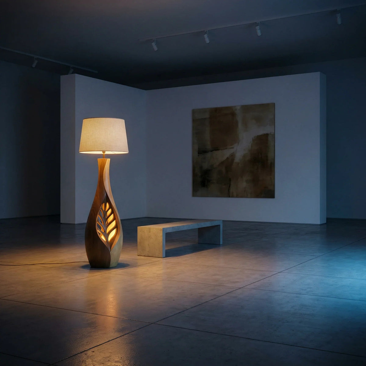 Geschnitzte Holz-Stehlampe mit Blattausschnitt und innerem Leuchten in einem modernen minimalistischen Raum