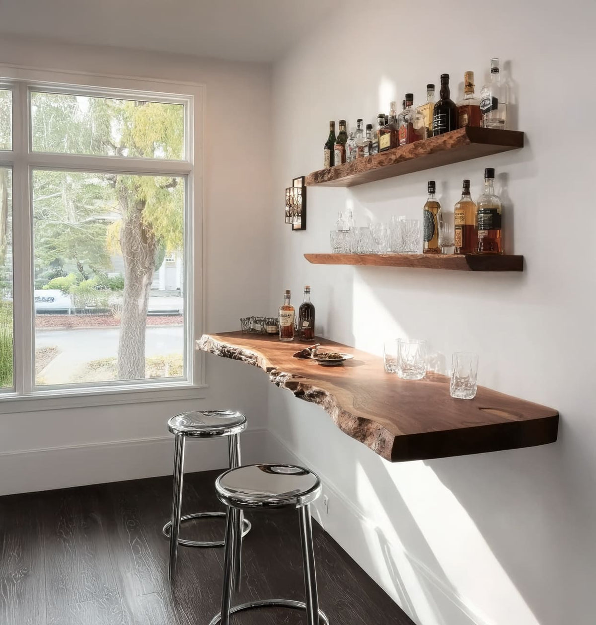 Schwebendes Baumkanten-Barregal aus Massivholz in einer modernen Hausbar