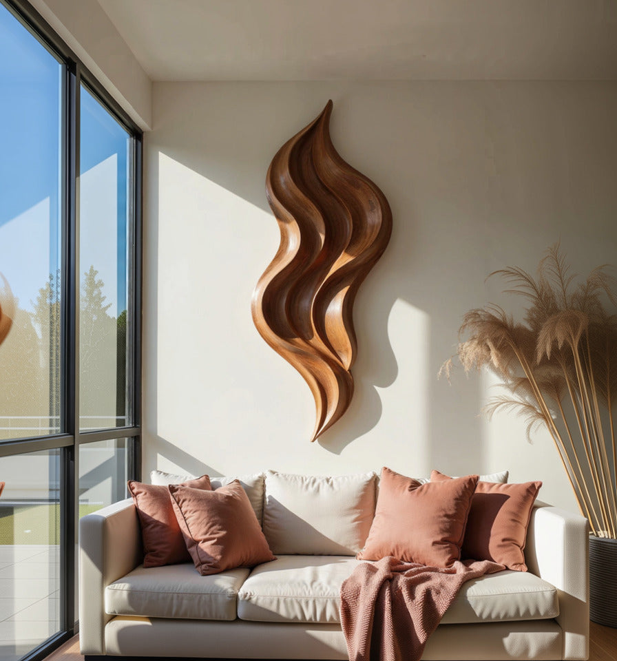 Skulpturale Holz-Wandkunst, die über einem Sofa ein Statement setzt