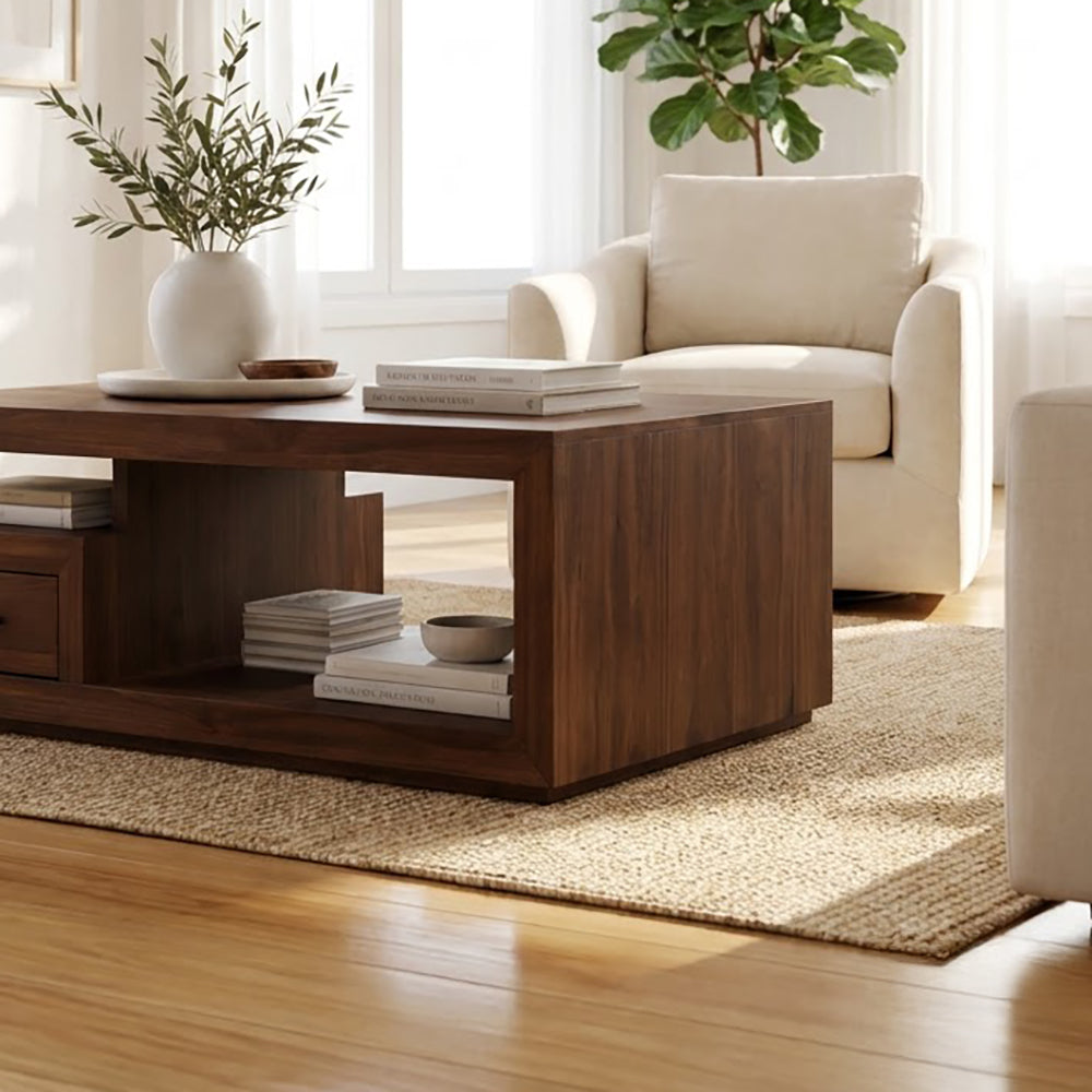 Handgefertigter Sockel-Couchtisch aus Massivholz, präsentiert in einem anspruchsvollen Wohnzimmer