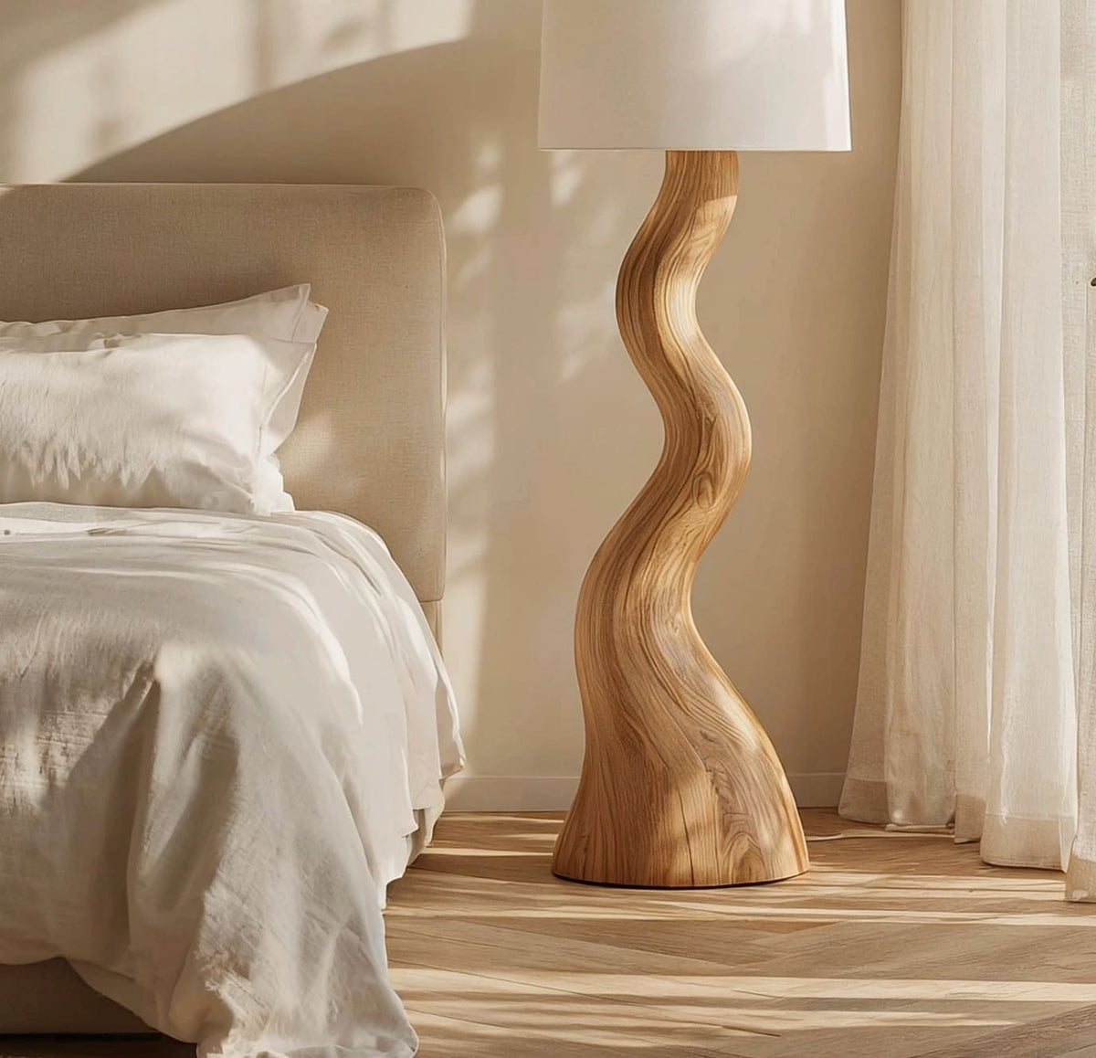 Holz-Stehlampe aus Naturholz mit künstlerischem skulpturalem Fuß und Stoffschirm