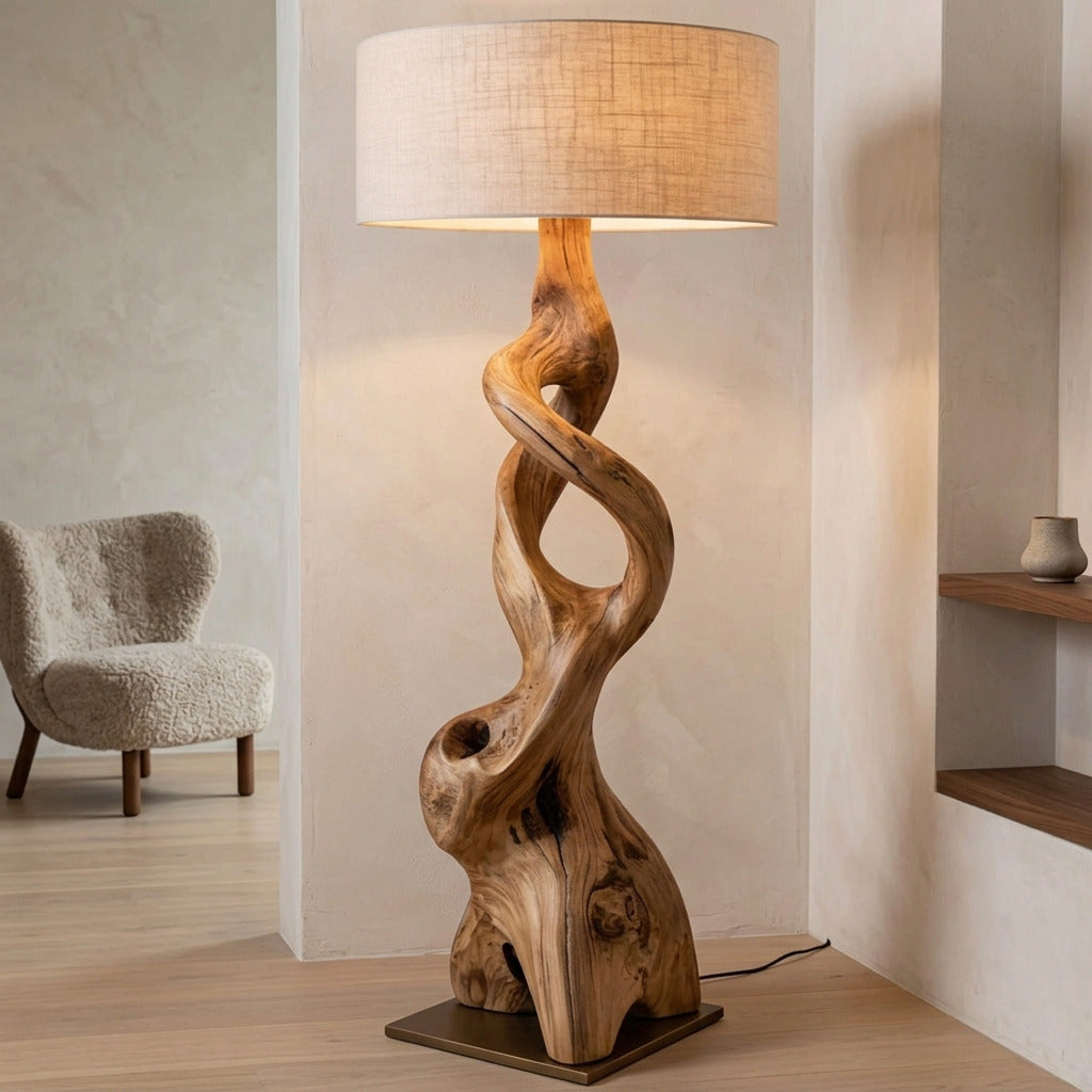 Moderne skulpturale Stehlampe aus Naturmassivholz