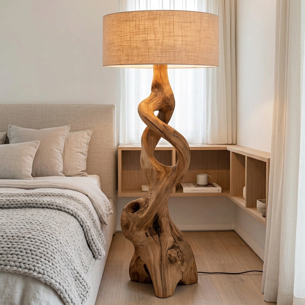 Zeitgenössische Hartholz-Stehlampe, die einem gemütlichen Schlafzimmer natürliche Eleganz verleiht