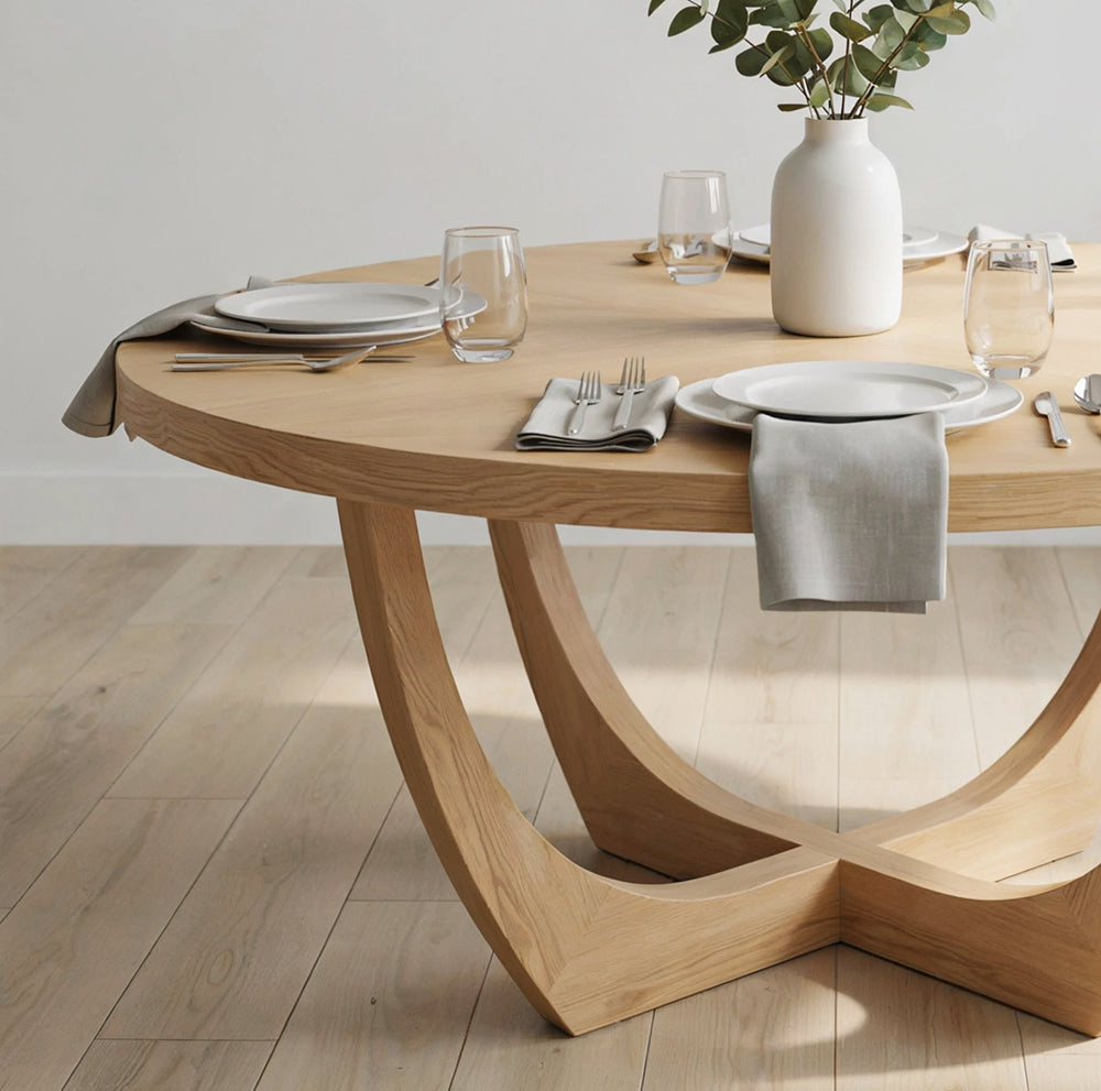Handgefertigter runder Esstisch im organischen Design mit natürlicher Holzmaserung
