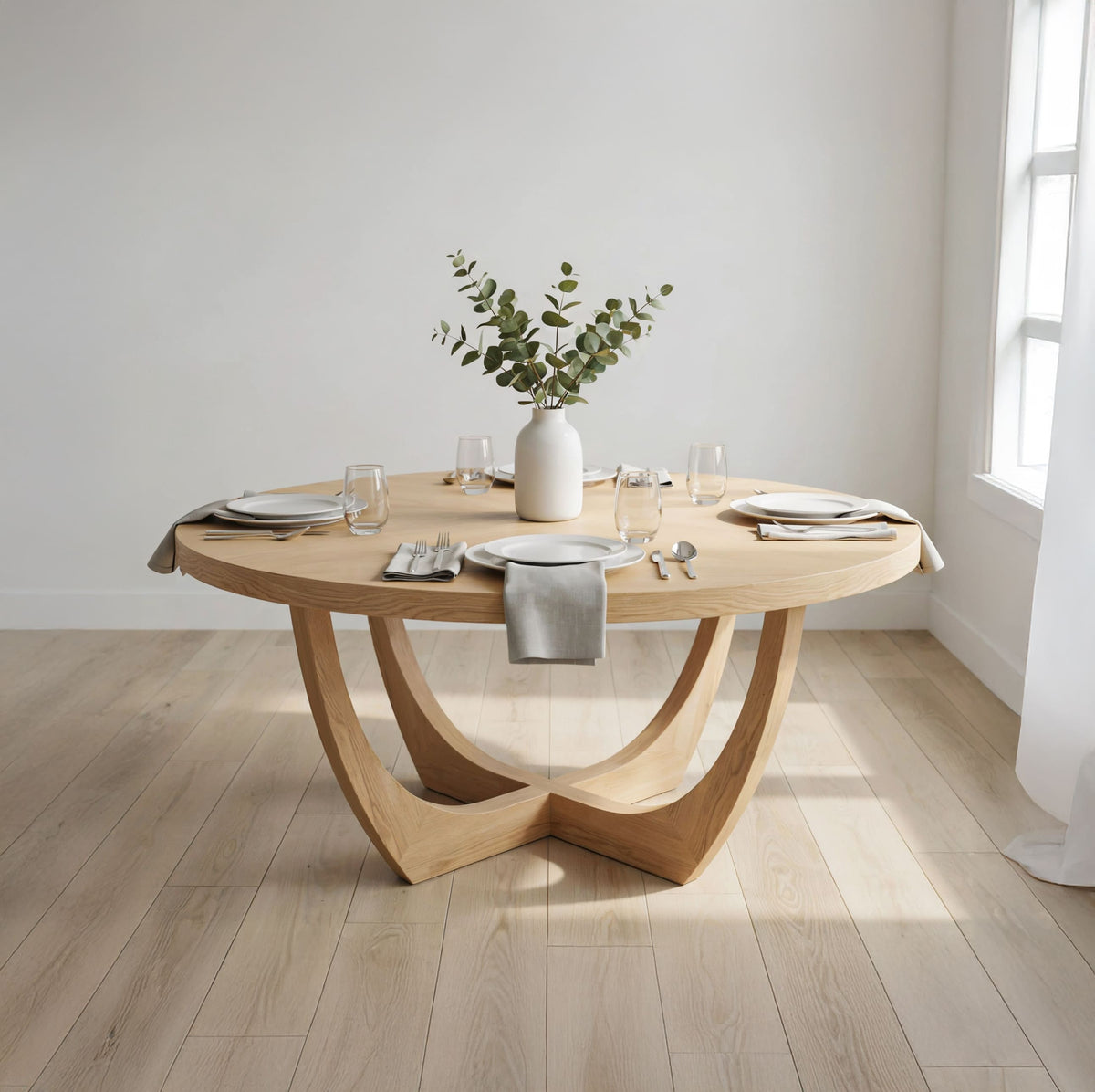 Runder Esstisch aus Massivholz, präsentiert in einem zeitgenössischen Esszimmer