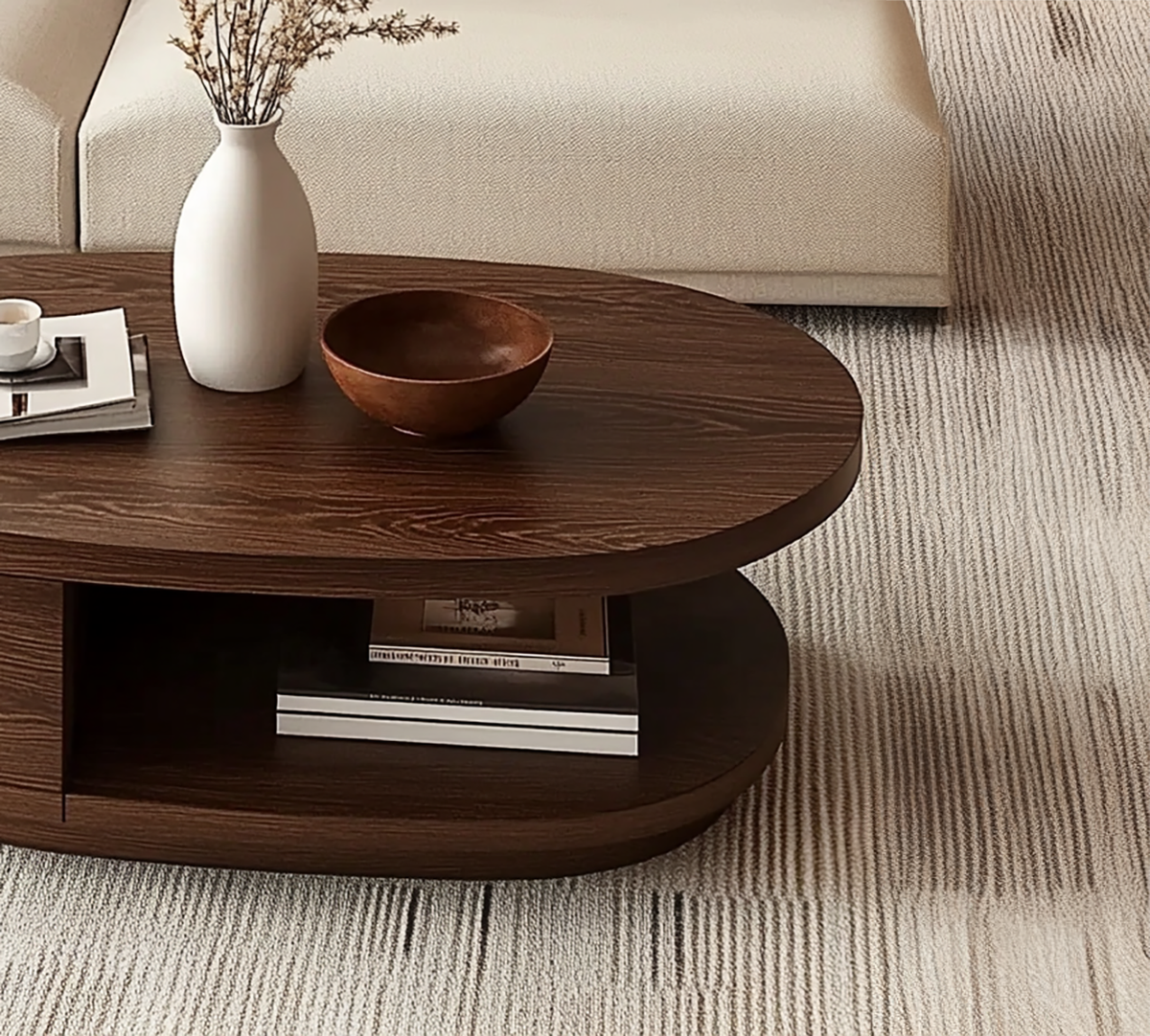 Runder Holz-Couchtisch im skulpturalen geschwungenen Design