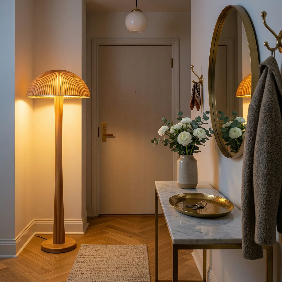 Pilz-Bogenlampe mit Lamellen-Kuppelschirm und geschwungenem Massivholzstiel in einem modernen Eingangsbereich.