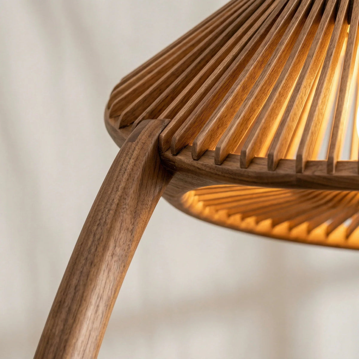 Nahaufnahme einer handgefertigten Holz-Bogenlampe mit Lamellen-Kuppelschirm und warmem Licht.