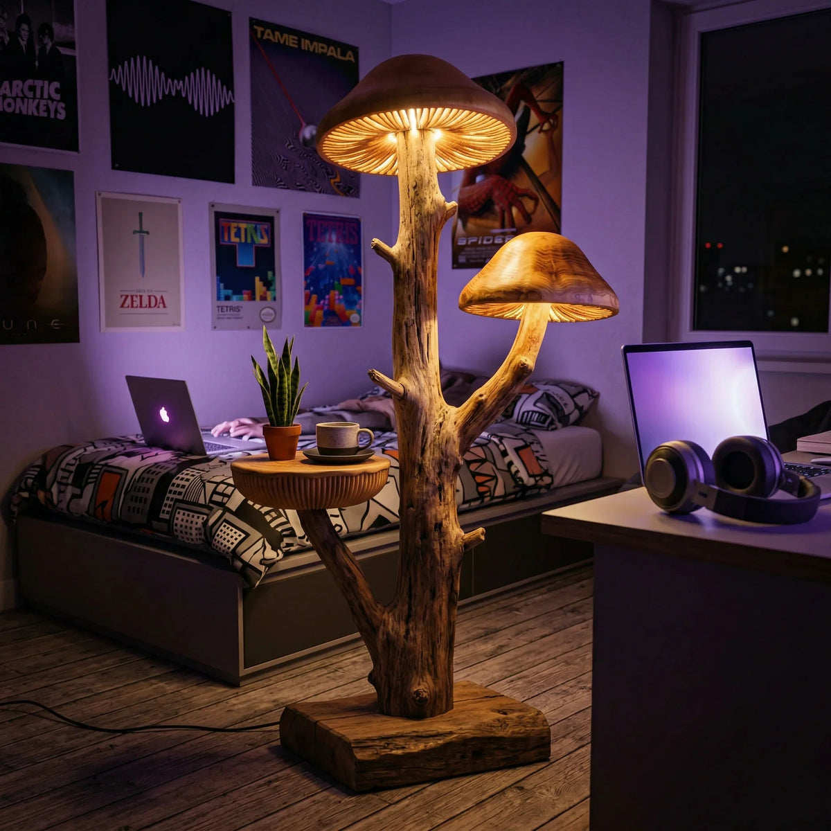 Pilzbaum-Stehlampe mit integriertem Beistelltisch, leuchtenden Hüten und Treibholzfuß in einem gemütlichen Schlafzimmer